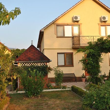 Квітковий Двір Golubinoye 外观 照片